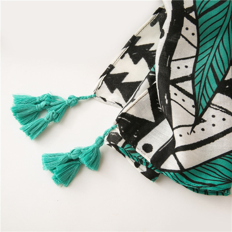 Grüner Boho-Schal mit Quasten, geometrisches Muster, Baumwolle, modisches Accessoire.
