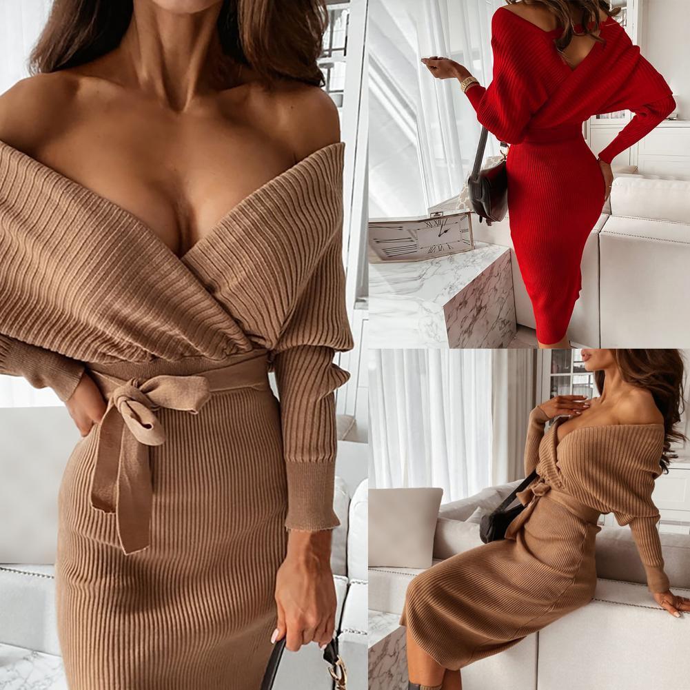 Damen Strickkleid, beige und rot, schulterfrei, tailliert, elegantes Design, Herbstmode.