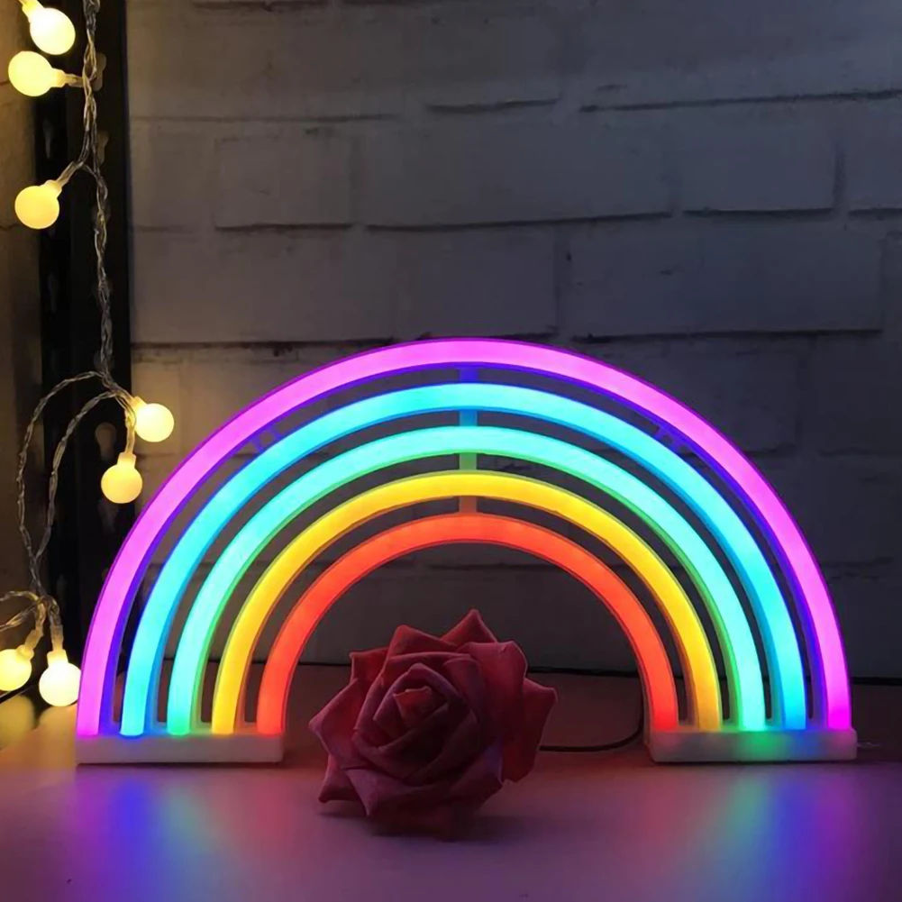 Neon-Regenbogenlampe mit LED-Lichtern, bunte Dekoration, rosa Rose, Wandhintergrund.