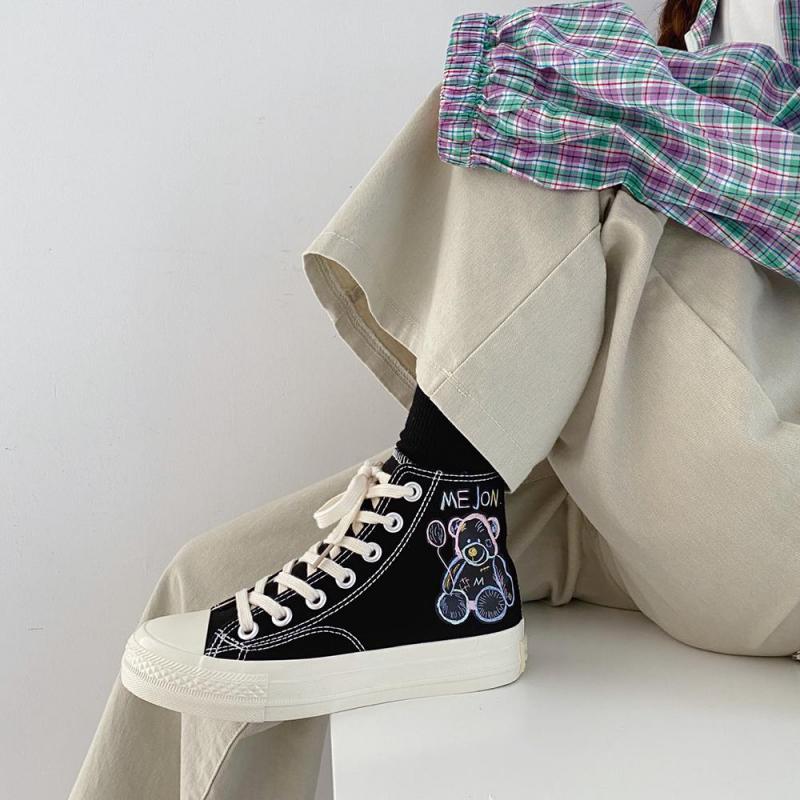 Schwarzer High-Top-Sneaker mit Bärenmotiv, weiße Sohle, lässiger Stil, Unisex-Mode.