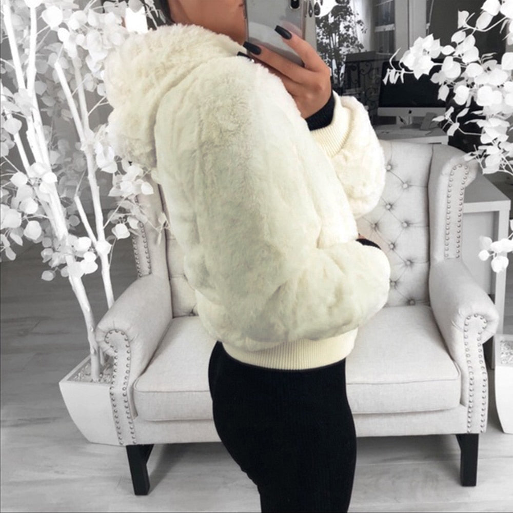 Weiße Kunstpelzjacke mit Kapuze, Damenmode, Winterbekleidung, elegant und warm.