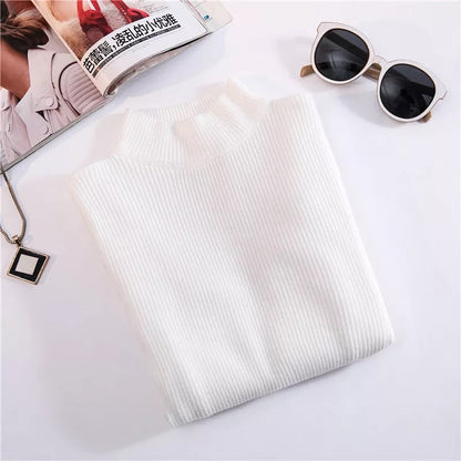 Weißer Rollkragenpullover aus Strick, Damenmode, elegant, Herbst-Winter, neben Sonnenbrille.