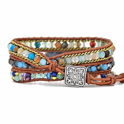 Mehrfarbiges Perlenarmband aus Leder mit verstellbarem Verschluss, handgefertigt, Boho-Stil.