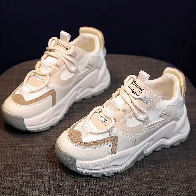 Weiße Sneaker mit dicker Sohle, Lederoptik, sportlich, modisch, Damen- und Herrenschuhe.