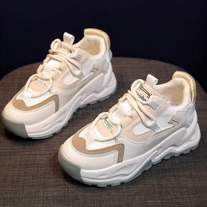 Weiße Sneaker mit dicker Sohle, Lederoptik, sportlich, modisch, Damen- und Herrenschuhe.