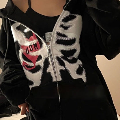 Schwarzer Hoodie mit weißem Schriftzug und rotem Akzent, lässige Streetwear-Mode.