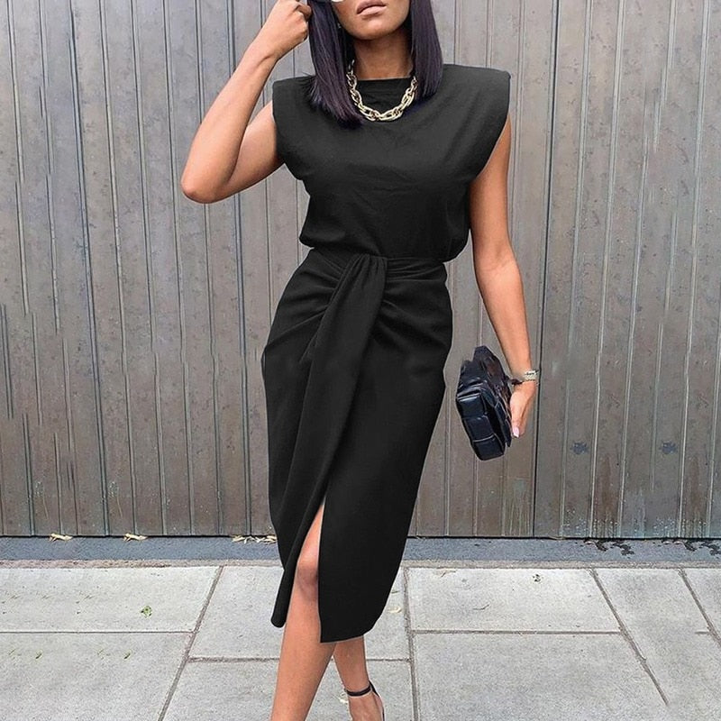 Frau in schwarzem ärmellosen Kleid mit Kettengürtel, elegante Mode, Sommeroutfit.