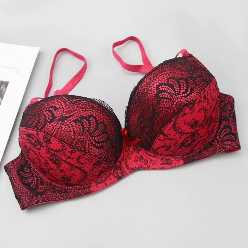 Roter Spitzen-BH mit schwarzem Blumenmuster, verstellbaren Trägern, Damenunterwäsche.