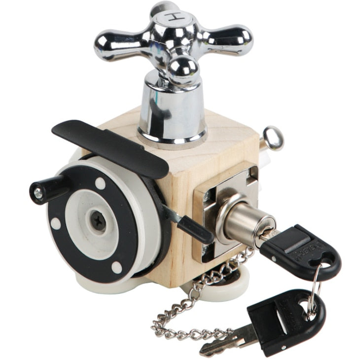 Holzspielzeug mit Metallteilen, Schlüssel und Kette, pädagogisches Motorikspielzeug für Kinder.