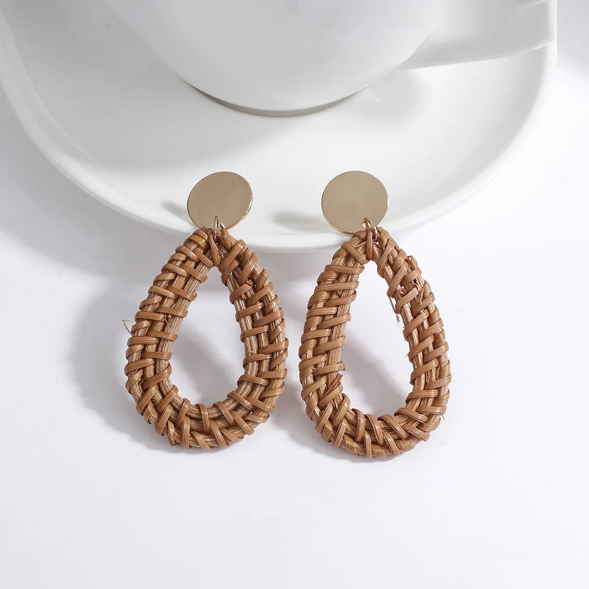 Braune Rattan-Ohrringe in Tropfenform, handgefertigt, modisch, ideal für Sommer-Outfits.