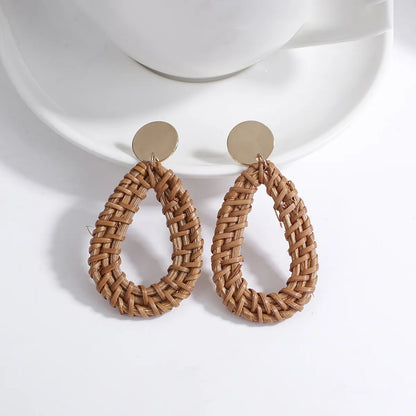 Braune Rattan-Ohrringe in Tropfenform, handgefertigt, modisch, ideal für Sommer-Outfits.
