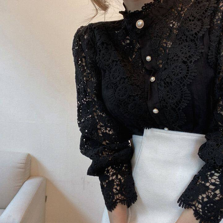 Schwarze Spitzenbluse mit Perlenknöpfen, elegantes Design, Damenmode, Vintage-Stil.