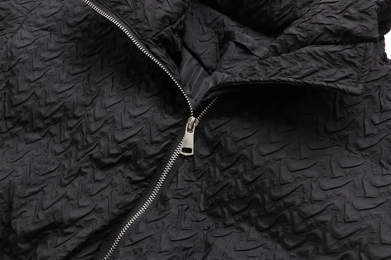 Schwarze Steppjacke mit Reißverschluss, strukturiertes Design, modische Winterbekleidung.