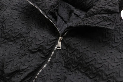 Schwarze Steppjacke mit Reißverschluss, strukturiertes Design, modische Winterbekleidung.