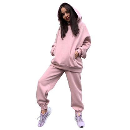 Frau in rosa Hoodie und Jogginghose, lässige Damenmode, bequemer Freizeitanzug, Streetwear.