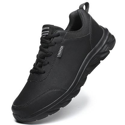 Schwarzer Herren-Sneaker, rutschfest, atmungsaktiv, modisch, für Alltag und Sport.