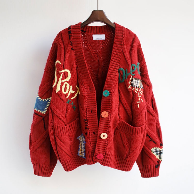 Rote Strickjacke mit bunten Knöpfen und Stickereien, Damenmode, Oversize, Baumwolle.