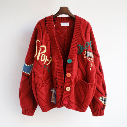 Rote Strickjacke mit bunten Knöpfen und Stickereien, Damenmode, Oversize, Baumwolle.