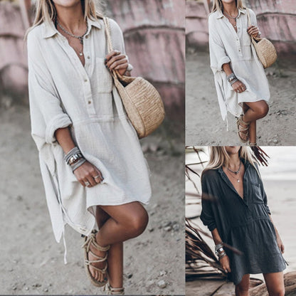 Frau in weißem Leinenkleid, trägt Strohtasche, Sommermode, lässiger Strandlook.