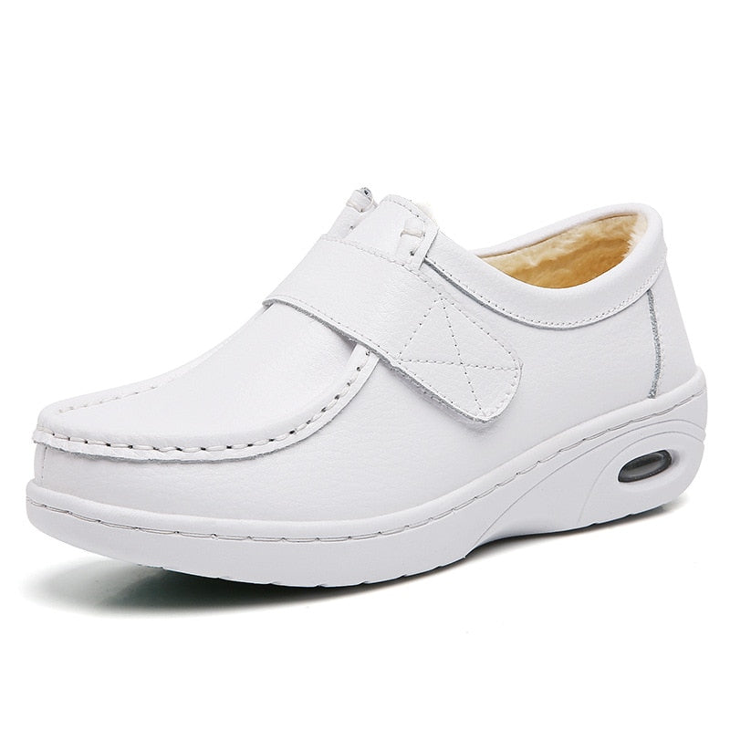 Weiße Damen-Lederslipper mit Klettverschluss, bequeme Freizeitschuhe.