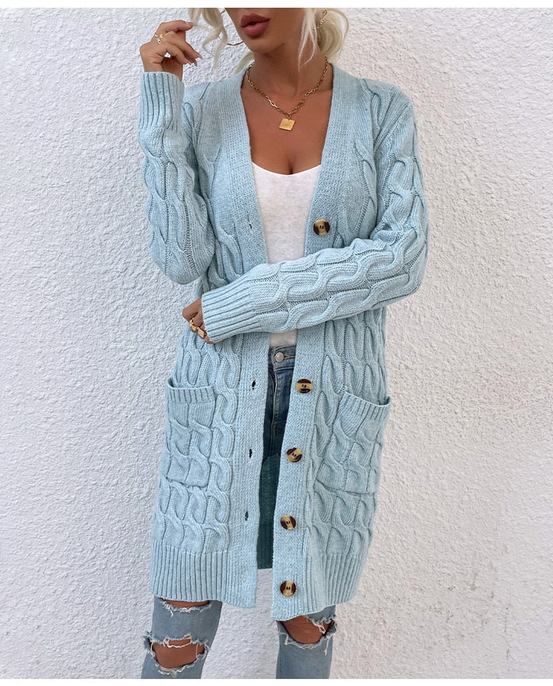Damen Strickjacke hellblau, Zopfmuster, Knöpfe, Taschen, modisch, bequem, Herbstmode.