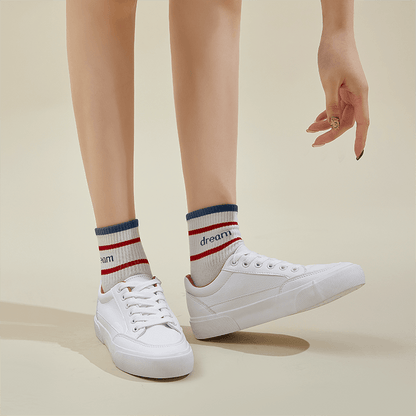 Weiße Sneaker Damen, gestreifte Socken, sportlich, lässig, modisch, bequem, Freizeitlook.