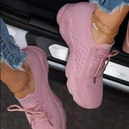 Rosa Damen-Sneaker aus Strickstoff, modisch, bequem, mit goldenen Fußkettchen.
