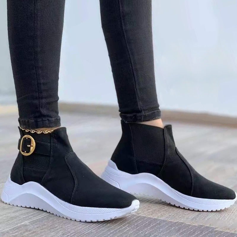 Schwarze Damen-Sneaker mit weißer Sohle, modisch, bequem, ideal für Freizeit und Sport.