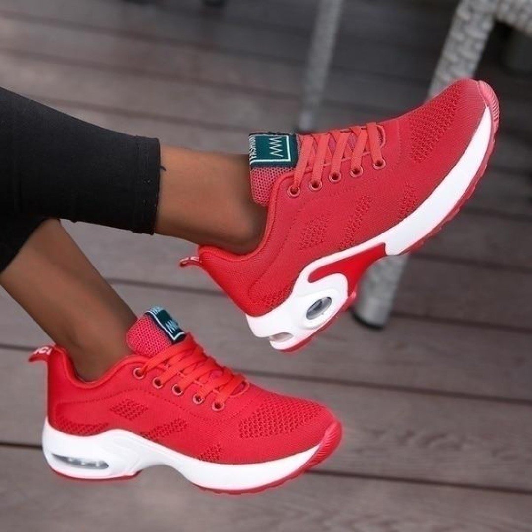 Rote Damen-Sneaker, atmungsaktiv, sportlich, bequem, mit weißer Sohle, ideal für Freizeit.