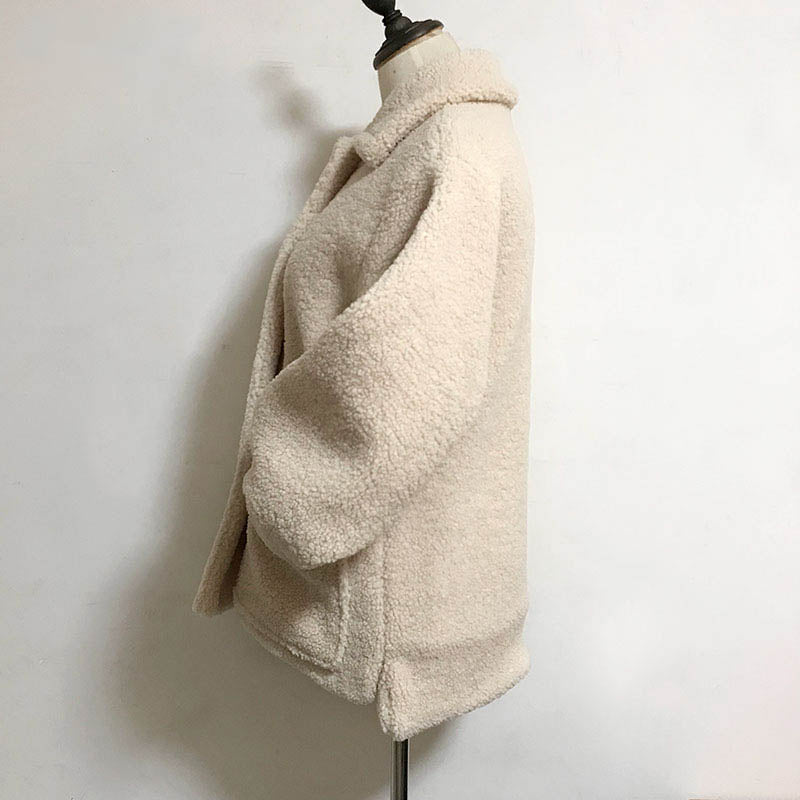 Beige Damen Teddyjacke aus Fleece, warm und modisch, ideal für Herbst und Winter.