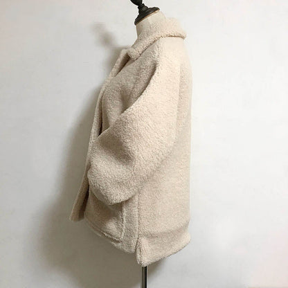 Beige Damen Teddyjacke aus Fleece, warm und modisch, ideal für Herbst und Winter.