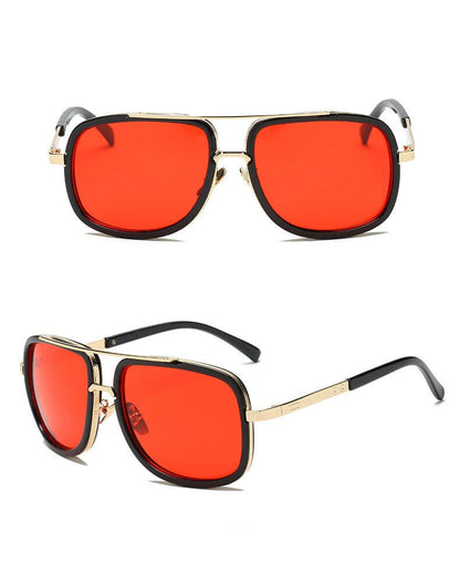 Sonnenbrille mit roten Gläsern, gold-schwarzem Rahmen, modisches Accessoire, Unisex-Design.
