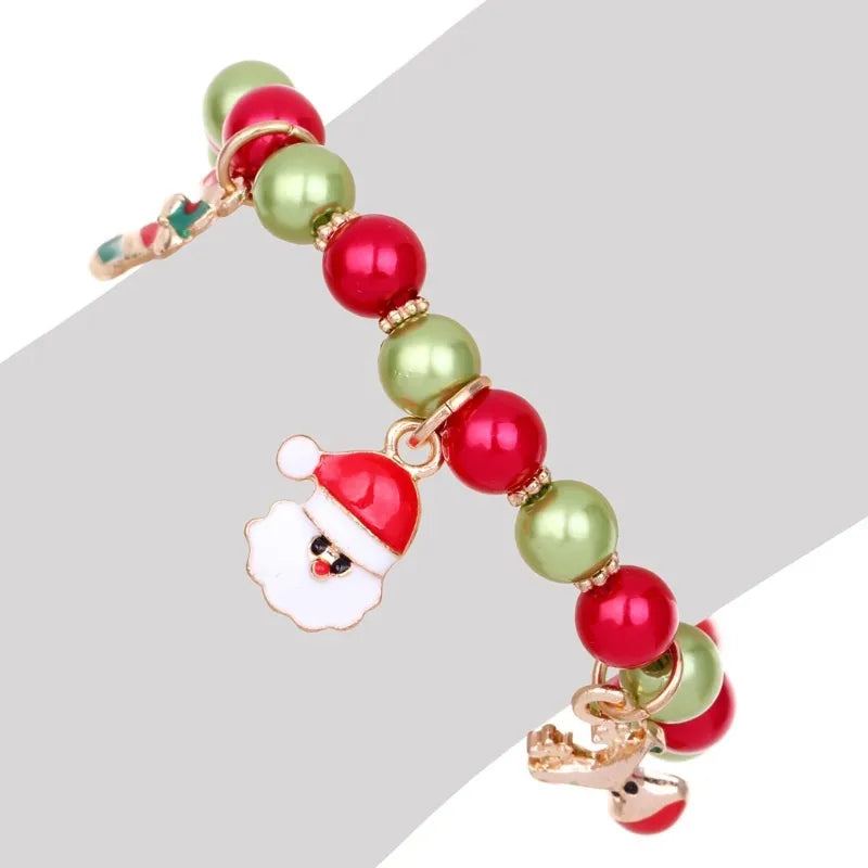 Weihnachtsarmband mit roten und grünen Perlen, Santa-Anhänger, festlicher Schmuck.