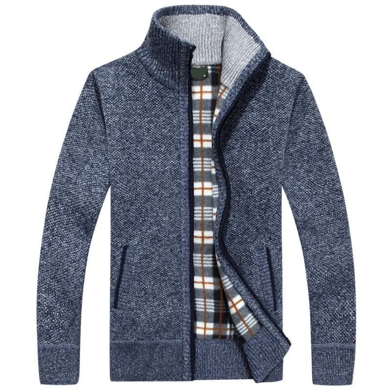 Dunkelblauer Herren-Strickjacke mit kariertem Innenfutter, Reißverschluss, warm, modisch.