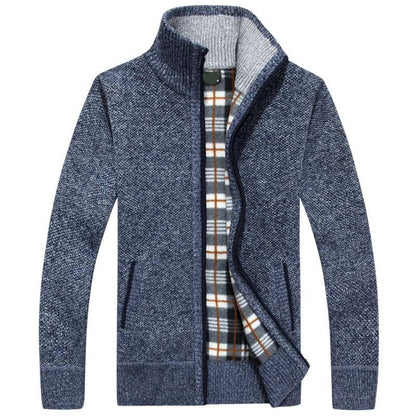 Dunkelblauer Herren-Strickjacke mit kariertem Innenfutter, Reißverschluss, warm, modisch.