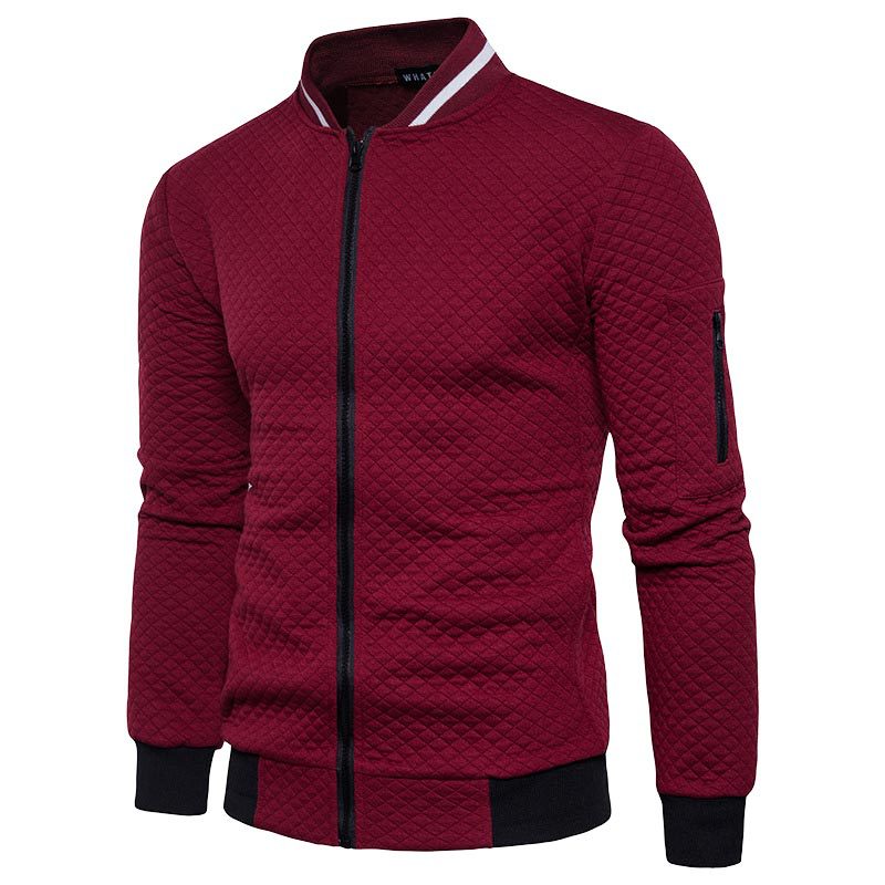 Rote Herren-Bomberjacke, gesteppter Stoff, Reißverschluss, modisch, Freizeitkleidung.