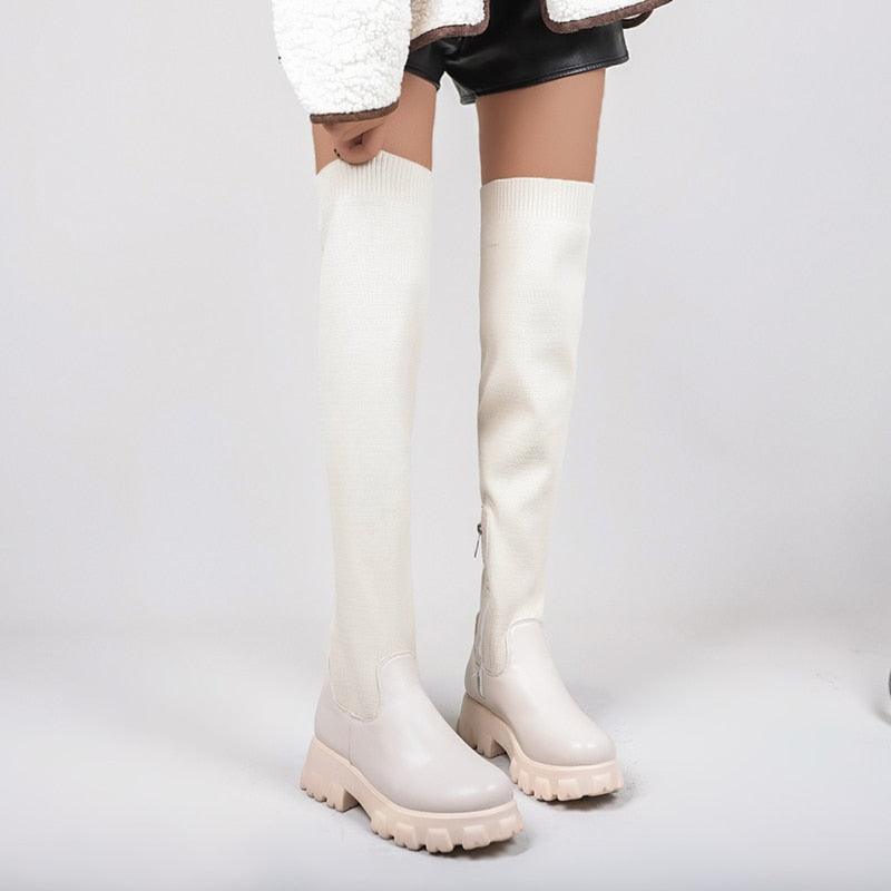 Damen Overknee-Stiefel, cremeweiß, Strick, klobige Sohle, modisch, Herbst-Winter-Stil.