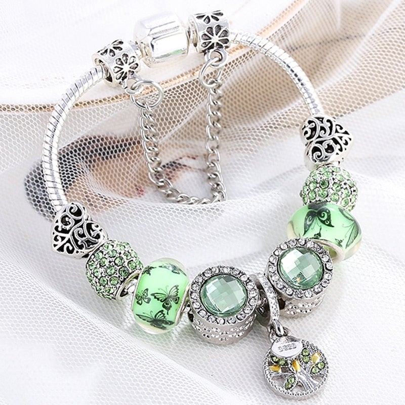 Silberarmband mit grünen Kristall- und Schmetterlingsanhängern, Damen Schmuck, elegant, modisch.