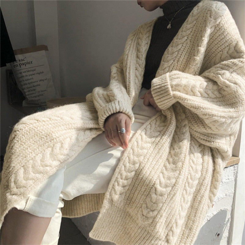 Damen Strickjacke beige, Zopfmuster, warm, gemütlich, Herbstmode, lässig, langärmelig.