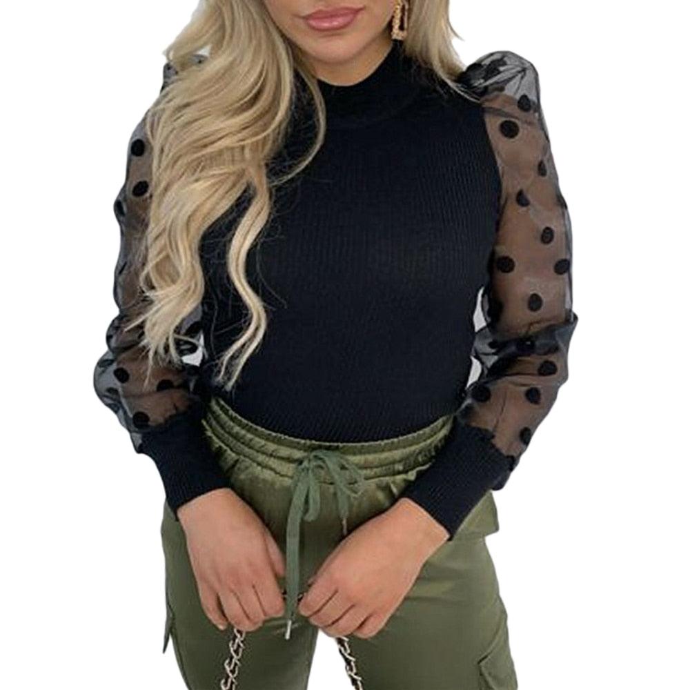 Damenpullover schwarz mit transparenten gepunkteten Ärmeln, modisch, elegant, Herbstmode.