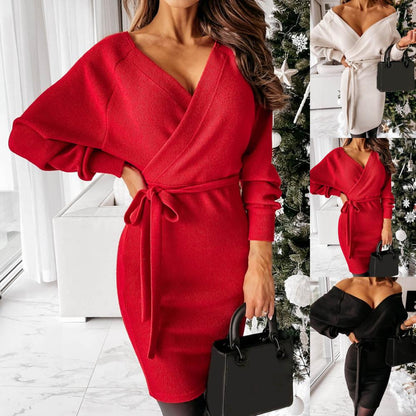 Frau in rotem Wickelkleid mit Gürtel, elegantes Design, Wintermode, vor Weihnachtsbaum.