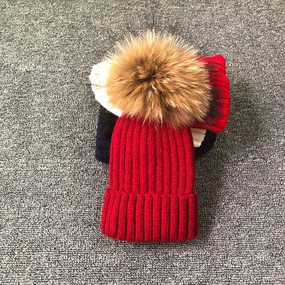 Rote Strickmütze mit Kunstfellbommel, Wintermode, warm, stilvoll, Damenaccessoire.