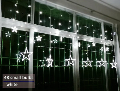 Weiße LED-Stern-Lichterkette am Fenster, 48 kleine Glühbirnen, festliche Dekoration.