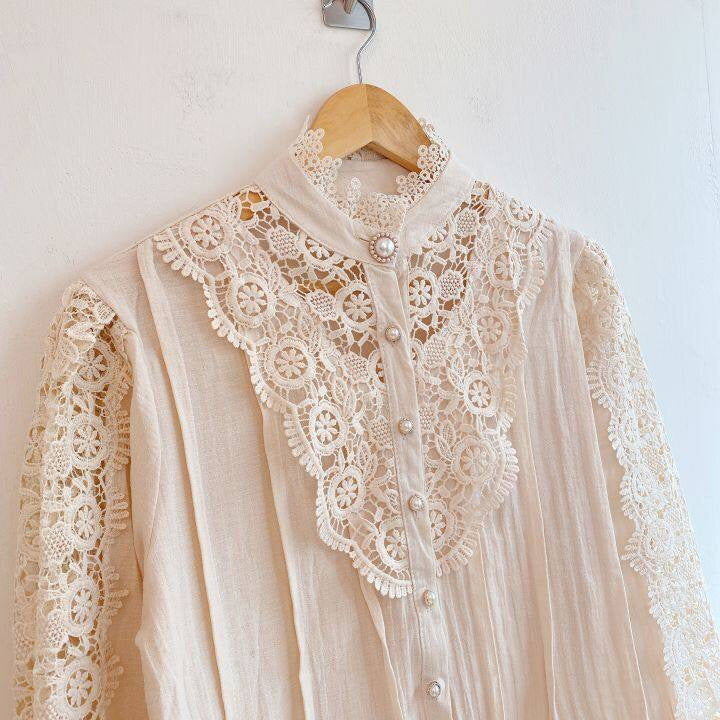 Beige Bluse mit Spitzenkragen, Perlenknöpfen, Vintage-Stil, Damenmode, elegant, Baumwolle.