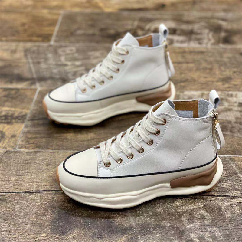 Weiße High-Top-Sneaker, Leder, dicke Sohle, modisch, Unisex, auf Holzboden.