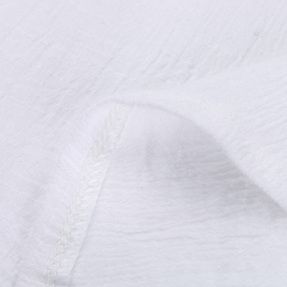 Weiße Baumwollstoffstruktur, weiches Material, ideal für Kleidung und Heimtextilien.