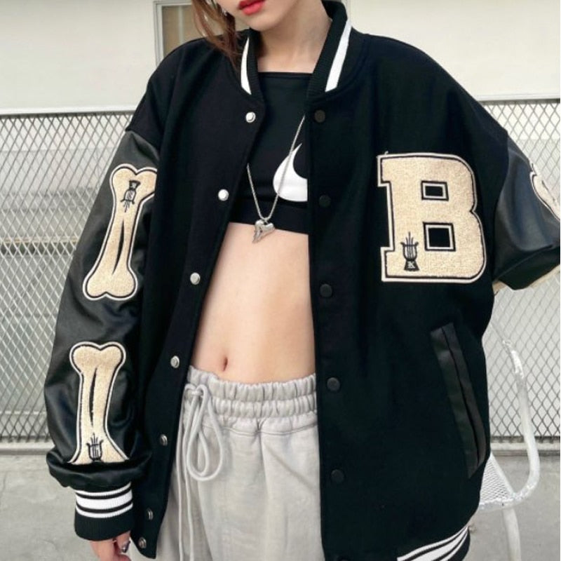 Schwarze Collegejacke mit Buchstaben, Lederärmeln, lässiger Stil, Damenmode, Streetwear.