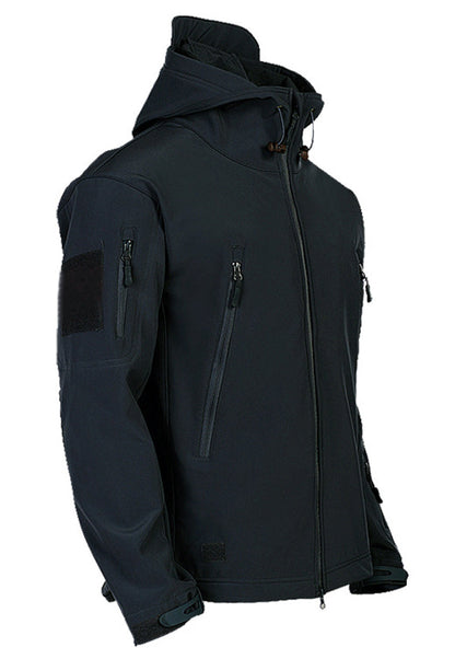 Schwarze Softshell-Jacke mit Kapuze, Reißverschlusstaschen, winddicht, wasserabweisend.