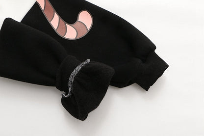 Schwarzer Kinderpullover mit rosa Streifenmuster, weiches Material, lange Ärmel, warm.
