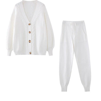 Weiße Strickjacke und Jogginghose Set, Damenmode, gemütlich, Knöpfe, Taschen, Herbstkleidung.